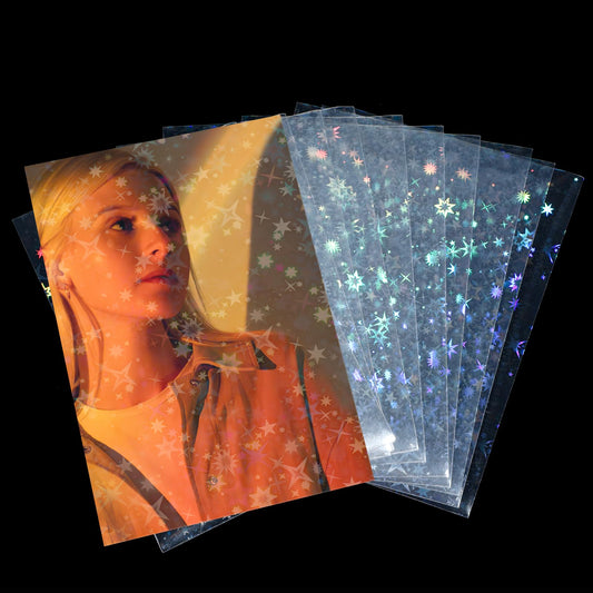 AOZUO Pack of 100 Laser Card Sleeves, Photocard Sleeves, 61 x 88 mm Kpop Photocard Soft Sleeves Photo Card Sleeves Transparent Card Protector Film Photo Card Case for Trading Cards Photo Cards