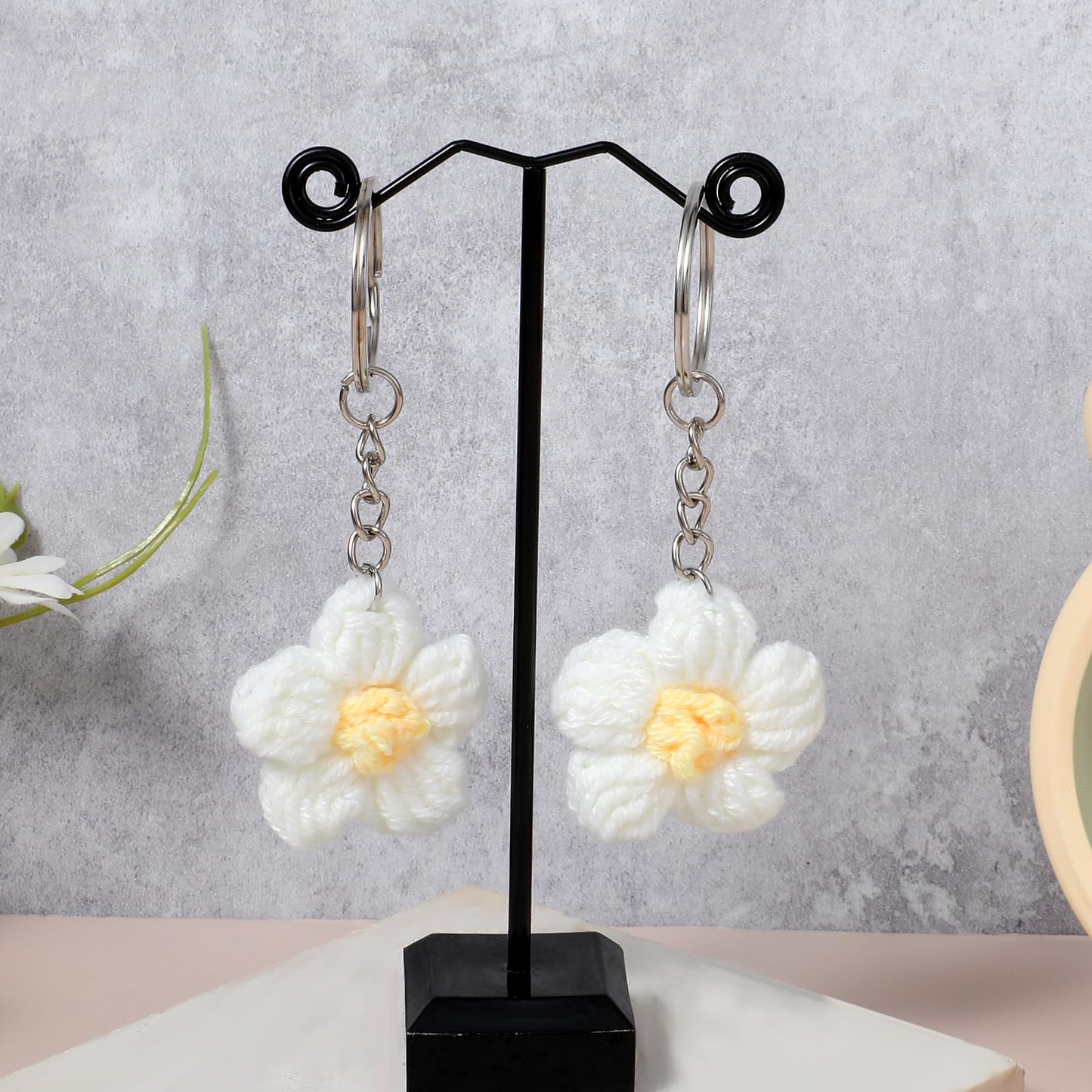 AOZUO 2pcs Daisy Keychain, Crochet Daisy Flower Keyring Handmade Weaving Floral Bag Charms for Purse Wallet Handbag Bags Decor(White)