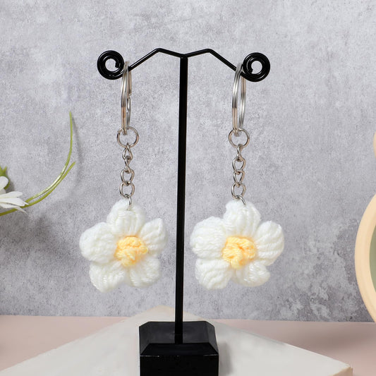 AOZUO 2pcs Daisy Keychain, Crochet Daisy Flower Keyring Handmade Weaving Floral Bag Charms for Purse Wallet Handbag Bags Decor(White)