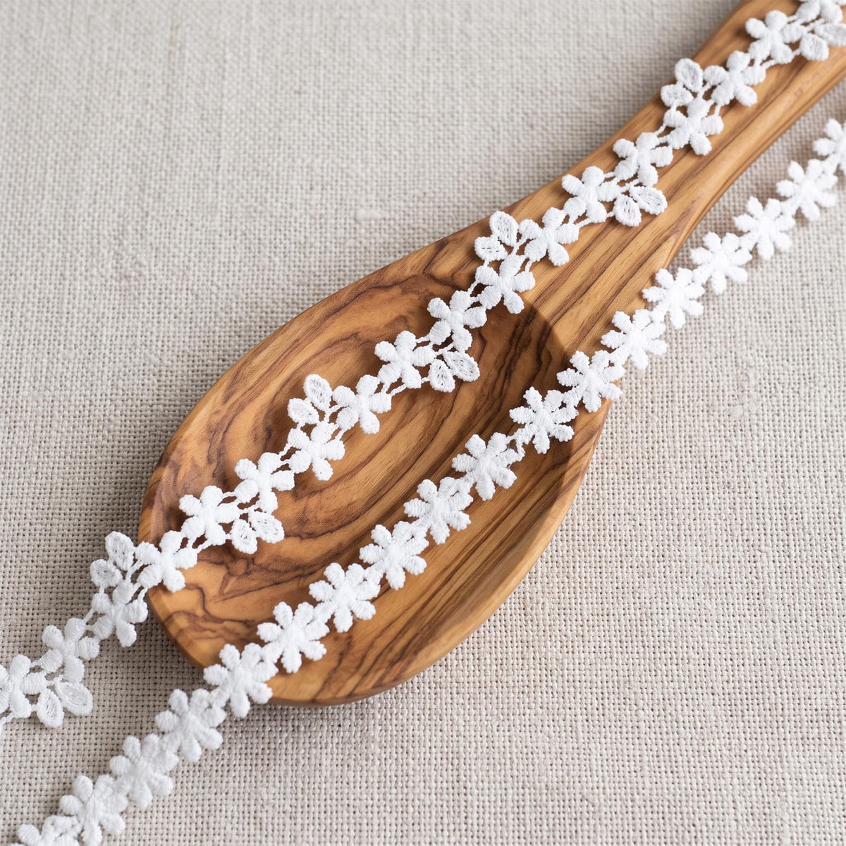 SULIKJHUI 20 Yard Lace Ribbon Flowers White Lace Trim Flowers Decorative